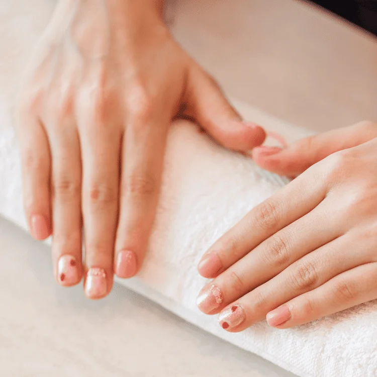 Servicio de manicura profesional en Roza Spa Nails